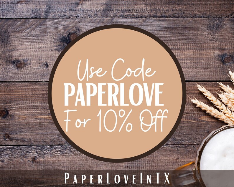 Pu&ograve; includere: Un cerchio marrone con un contorno bianco su uno sfondo di legno. Il cerchio contiene il testo "Use Code PAPERLOVE for 10% Off".
