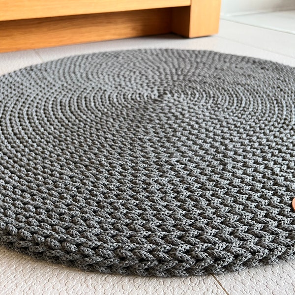 Handgemachter gehäkelter Teppich rund, Naturteppich, skandinavischer Teppich, neutrales minimalistisches Dekor, gestrickte Matte für das Badezimmer