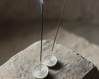 WikWax Minimalist Räucherstäbchenhalter-Set - handgefertigtes Porzellanzementbrenner mit Naturholz-Räucherstäbchen - Sandelholz - Bergamotte - Vanille