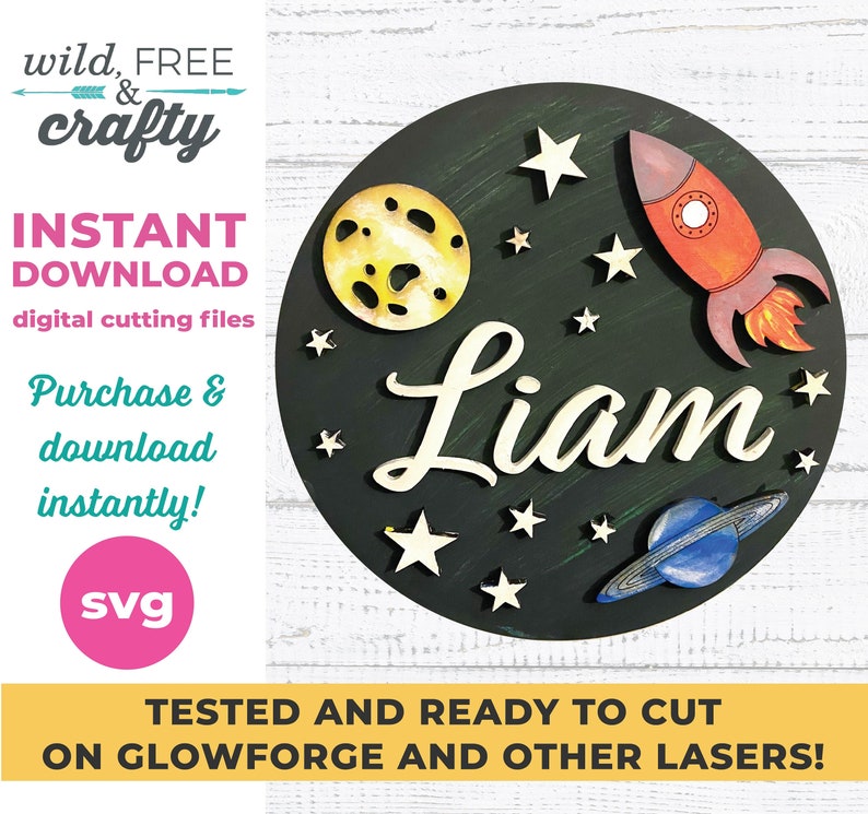 Pode incluir: Um design de arquivo de corte digital para uma placa redonda de madeira com tema espacial. O design inclui um foguete, planetas, estrelas e o nome "Liam".