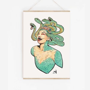 Può includere: Un'illustrazione colorata di una donna con serpenti come capelli. La donna indossa un vestito verde e squamoso e ha un'espressione sorpresa sul viso. I serpenti sono verdi e gialli e sono disposti a corona intorno alla sua testa.
