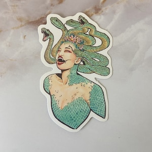Adesivo in vinile Medusa di Giada / Fanart della mitologia greca / Adesivo lucido resistente all'acqua / Arte di creature mitologiche / Beefbeff