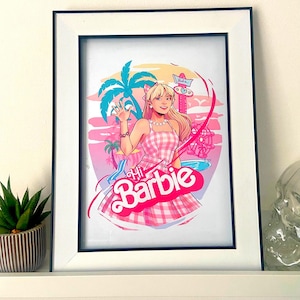 Può includere: Stampa artistica incorniciata con un'illustrazione a cartoni animati di una donna in un vestito a quadretti rosa, che saluta davanti a una scena tropicale. Le parole "Hi Barbie" sono visualizzate in un carattere stilizzato. L'opera d'arte è incorniciata in una cornice bianca.