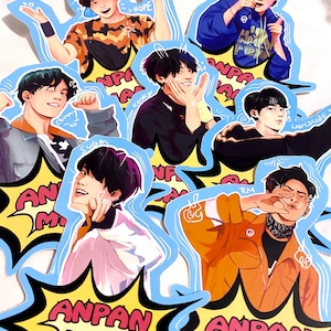 Può includere: Un set di nove adesivi colorati con illustrazioni di sette persone diverse in stile cartone animato con il testo "ANPAN MAN" in un fumetto giallo e rosa. Ogni adesivo ha un bordo blu e presenta una persona diversa con una posa e un'espressione uniche.