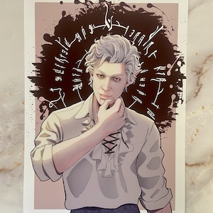 Puede incluir: Una camisa blanca con cuello de volantes y un detalle de encaje negro. La camisa la lleva una persona con cabello blanco sobre un fondo oscuro con runas negras y rojas.