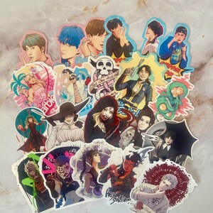Può includere: Una collezione di adesivi colorati con vari personaggi e design. Alcuni adesivi presentano personaggi in stile anime, mentre altri presentano illustrazioni più realistiche. Gli adesivi sono stampati su vinile di alta qualità e sono perfetti per decorare laptop, borracce e altre superfici.
