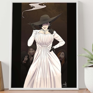 Può includere: Una donna con un abito bianco e un grande cappello nero è in piedi con una sigaretta in mano. È circondata da altre tre donne con tuniche nere con cappuccio.