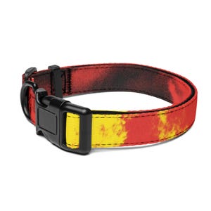 Könnte beinhalten: Ein Hundehalsband mit schwarzer Kunststoffschnalle und einem lebendigen Muster. Das Halsband hat ein Farbschema aus Rot, Gelb und Schwarz, das einen auffälligen visuellen Kontrast erzeugt. Das Design scheint ein Batik- oder abstraktes Muster zu sein.