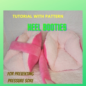 Könnte beinhalten: Zwei rosa und weiße Fleecepantoffeln für die Ferse mit einem Riemen über dem Oberteil. Die Pantoffeln sind so konzipiert, dass sie Druckgeschwüren vorbeugen. Der Text "TUTORIAL WITH PATTERN HEEL BOOTIES FOR PREVENTING PRESSURE SORE" ist oben im Bild sichtbar.