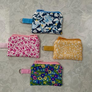 Minibolsas de algodão Liberty (9x6 cm) com zíper e argola de divisão anexada. Observe que a abertura é muito pequena para acomodar um cartão bancário.