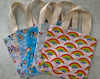 Bluey, Olaf und Regenbogen bezogene Minitaschen für Kinder