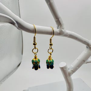 Blauwe, groene en gouden cloisonné-klokjesoorbellen