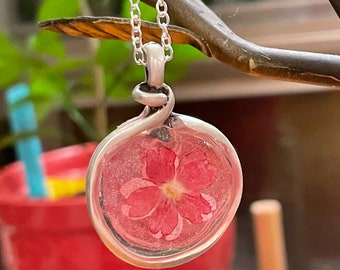 Pendentif en résine de verveine rouge