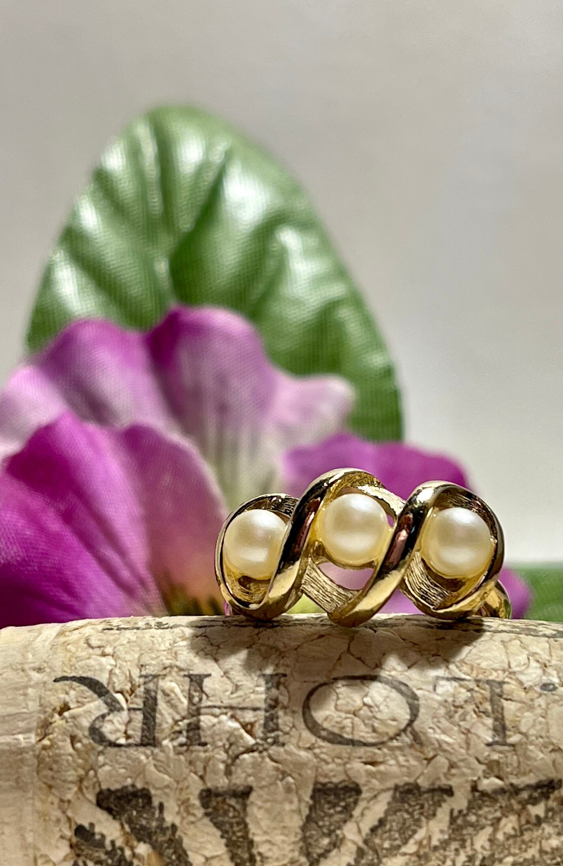Vintage Avon Triple Twist Pearl Ring, image size:1950x3000