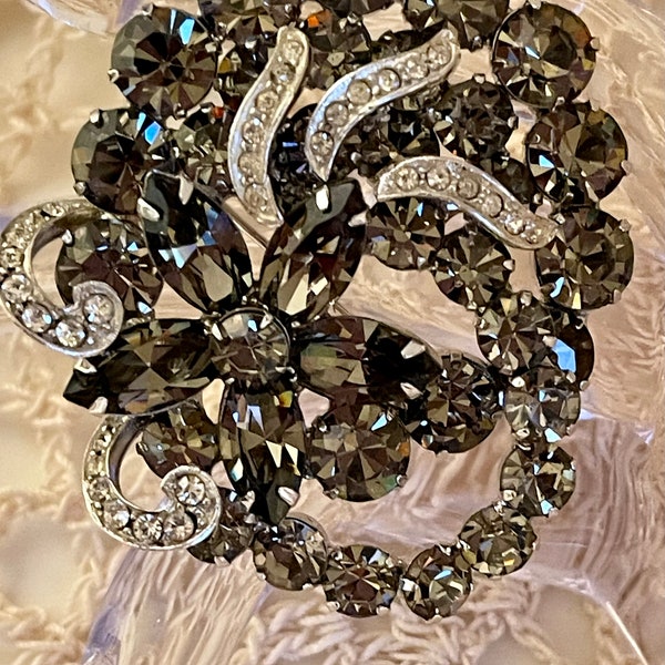 Vintage Weiss Rhinestone Brooch