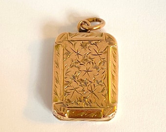 Medallón/colgante rectangular de flor de nomeolvides de doble cara de oro antiguo de 9 quilates. Birmingham con sello, 1906