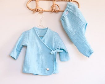 Neutrales Boho Geschenk für Neugeborenen Junge, Einzigartiges Baby Musselin Shirt & Hose Set, Hellblaue Kleine Bio Kleidung