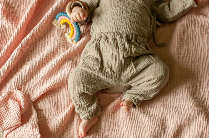 Conjunto de muselina para recién nacidos, conjunto de bebé de muselina envolvente de manga larga, conjunto de pantalones y top de muselina para bebés unisex, ropa neutra para bebés imagen 4