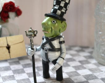 Griezelig Mad Hatter-figuurtje met geruite hoed — Duister sprookjesfancadeau, handgemaakt klei horror gamefiguur