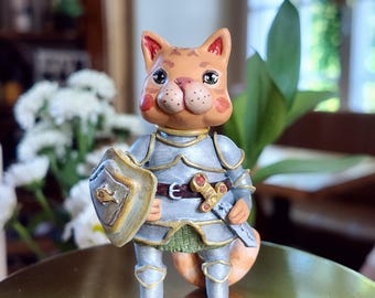 Kattenridder kleifiguur in harnas, rosse kat met zwaard en schild, fantasy D&D lapjeskat miniatuur, cadeau voor kattenliefhebbers en gamers.