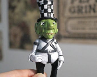 Mad hatter figurine alice madness returns, mad hatter statue in top hat, dark wonderland gamer gift idea, gothic desk pet decor
