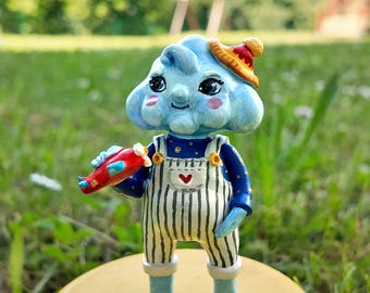 Schattig wolkje, kleifiguurtje, klein rood vliegtuigje, cadeau voor piloot of reiziger, speelse decoratie voor de kinderkamer, miniatuur met een esthetiek die perfect is voor liefhebbers van de luchtvaart.