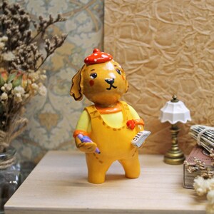 Figura de arcilla de escritor de perro Maltipoo, regalo divertido, perro de dibujos animados, mascota de escritorio, animales con ropa, decoración de mesa, regalo para escritor