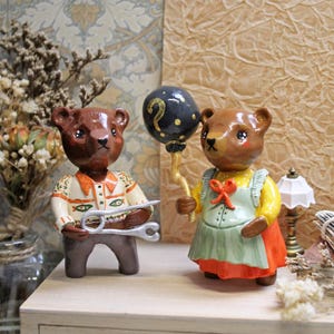 Impreza genderowa, rodzina niedźwiedzi z balonem, ręcznie robiona figurka, miniaturowe figurki w parach, prezent na baby shower, prezent dla kobiety w ciąży
