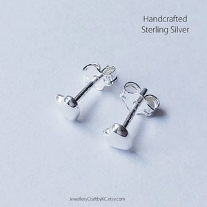 Könnte beinhalten: Ein Paar silberne Herz-Ohrstecker. Handgefertigt aus Sterlingsilber.