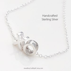 Collar XO de plata esterlina, delicado collar XO, collar en capas, amor y amistad, joyería para el día a día, abrazo y beso, 3D, amor infinito