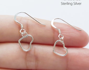 Pendientes colgantes de corazón abierto diminutos, 100 % plata de ley maciza 925, delicadas joyas Love and Girl hechas a mano.