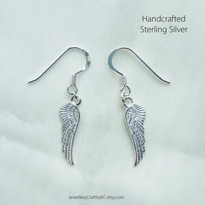 Puede incluir: Un par de pendientes de plata con un dise&ntilde;o de ala detallado. Los pendientes est&aacute;n hechos a mano en plata de ley.