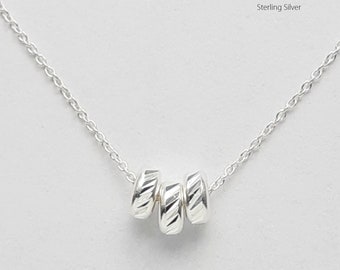 Mini Tri-Circle Necklace 925 Sterling Silver, Circles Necklace, Layered Necklace, Friendship, Everyday Jewellery, Simple Necklace, 3D