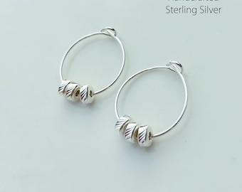 Pendientes de aro mini de tres círculos, 100 % plata esterlina maciza 925, hechos a mano. Mini anillo flotante a lo largo del aro.