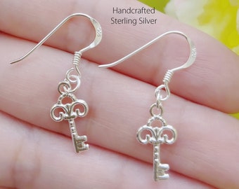 Pendientes colgantes con forma de llave y corazón, 100% plata de ley 925 maciza, joyería delicada hecha a mano con el símbolo de la llave del amor eterno.