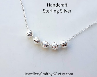 Collar con cinco pequeñas esferas, 100% plata de ley 925 maciza. Delicadas esferas flotantes hechas a mano a lo largo de la cadena.