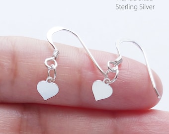 Pendientes colgantes de corazón diminuto en plata de ley. Pendientes colgantes de corazón diminuto. Joyas únicas y bonitas para el día a día. Extra pequeños. Amor infinito.