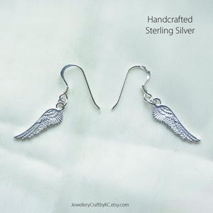 Puede incluir: Pendientes hechos a mano de plata de ley con un delicado dise&ntilde;o de ala de &aacute;ngel.