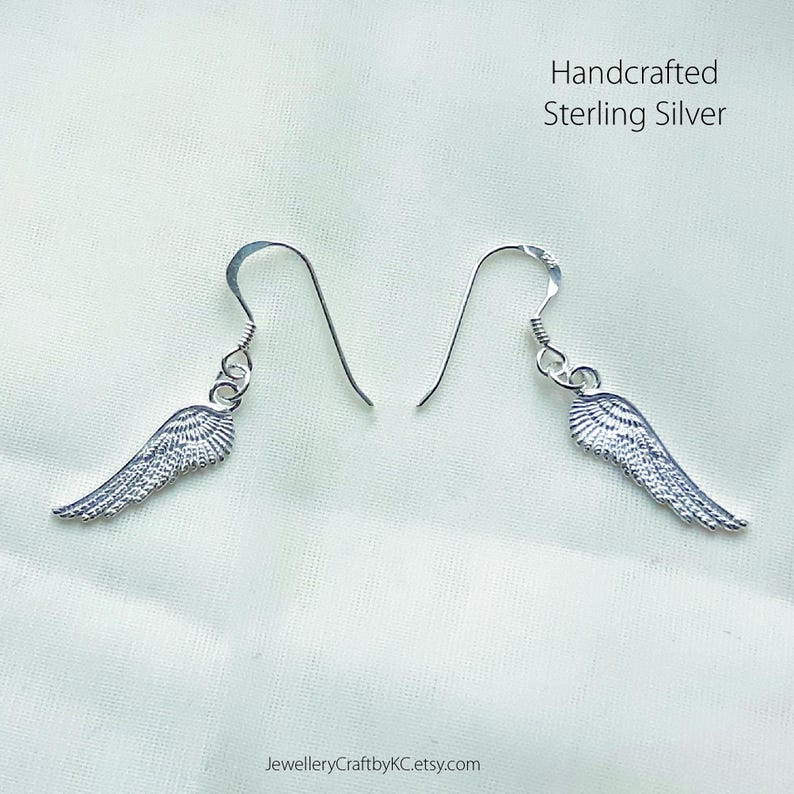 Puede incluir: Pendientes hechos a mano de plata de ley con un delicado dise&ntilde;o de ala de &aacute;ngel.