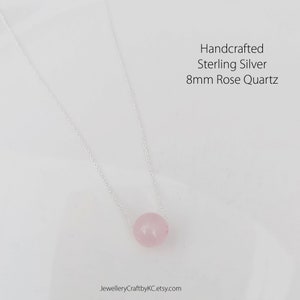Puede incluir: Un collar de cadena de plata con una sola cuenta de cuarzo rosa de 8 mm. Plata de ley artesanal 8 mm Cuarzo rosa.