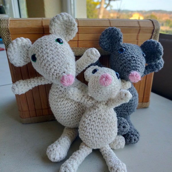 La famille souris  au crochet fait main ,cadeau original naissance, anniversaire, Noël , doudou, chambre enfant