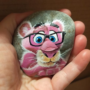 pink panther humor, painted on a natural pebble, acrylic painting, original and unique gift idea, handmade with a brush