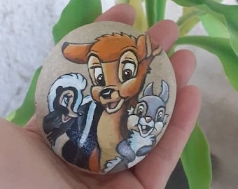 Bambi peint sur galet naturel - idée cadeau pour anniversaire et fêtes - home decor - fanart - déco originale enfant et adulte