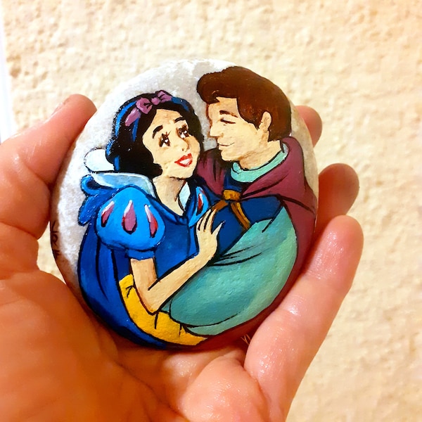 Blanche Neige et le prince Florian,  peinture sur galet naturel - idée cadeau - cadeau original noël - anniversaire - home decor