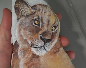 Lioness portrait painted on a Santorini marble pebble, handmade with a brush, made in France, gift idea, original and unique decoration