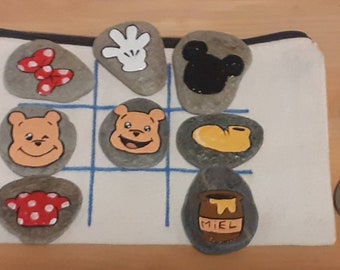 jeu du morpion sur galets naturels  - Mickey minnie mouse et Winnie l'ourson- idée cadeau  - jeu de société -
