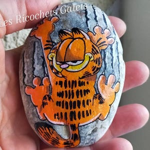 red cat humor, painted on a natural pebble, acrylic painting, original and unique decoration, gift idea, birthday