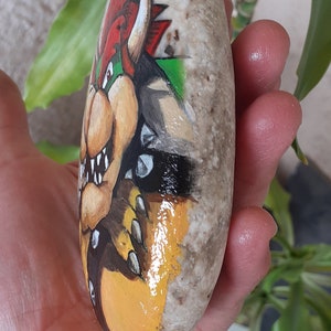 Bowser peint sur galet naturel idée cadeau pour anniversaire - Etsy France