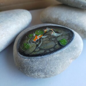 koi fish in a pond - pebble painting - trompe l&#39;oeil - natural and original gift - birthday - Christmas