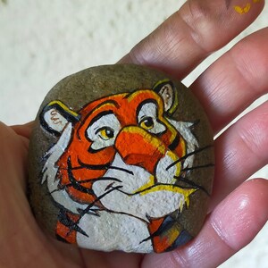 Rajah, cartoon tijger geschilderd op natuurlijke kiezelsteen - cadeau-idee voor verjaardagen en feestdagen - woondecoratie - fanart - originele decoratie